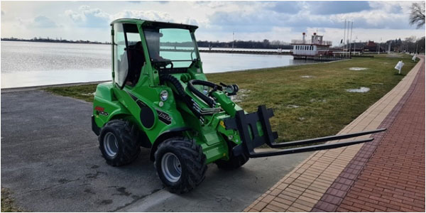 Zglobna masina AVANT-635